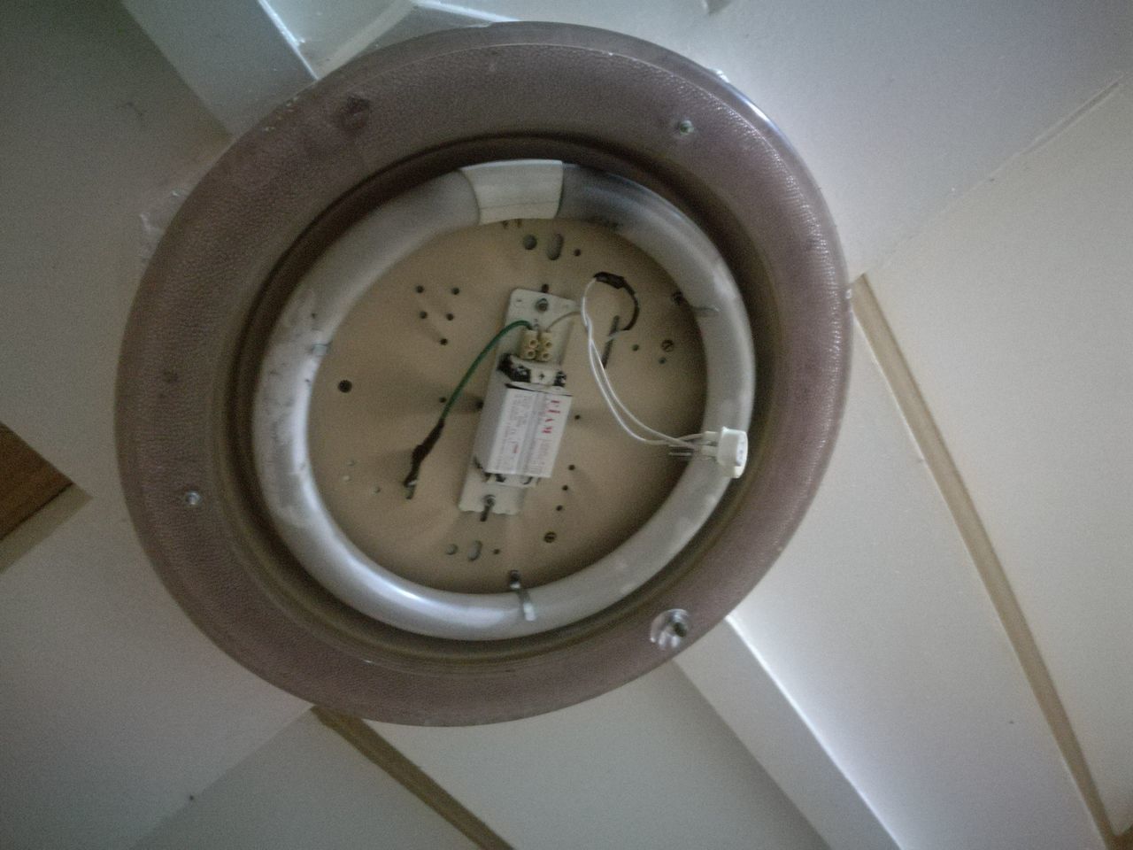 HIGH ANGLE VIEW OF ELECTRIC FAN ON BATHROOM