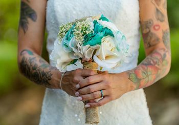 CLOSE-UP OF HAND HOLDING BOUQUET