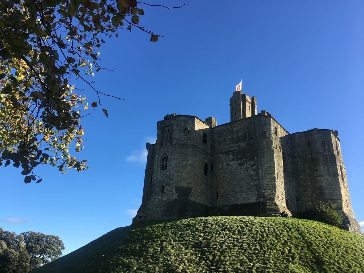 LOW ANGLE VIEW OF HISTORICAL BUILDING AGAINST BLUE SKY