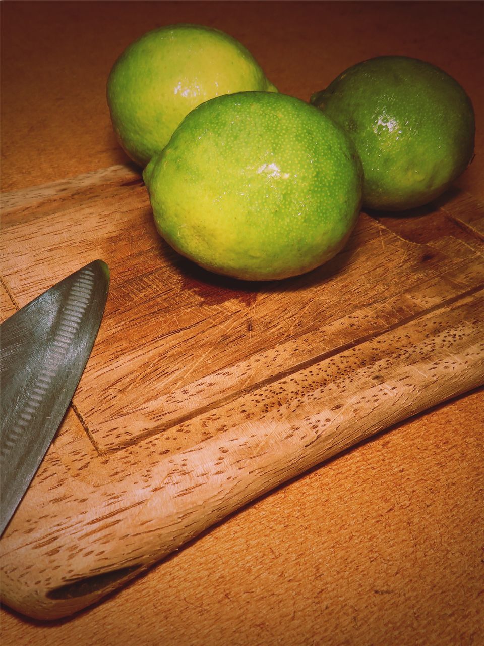 HIGH ANGLE VIEW OF FRUITS ON CUTTING BOARD