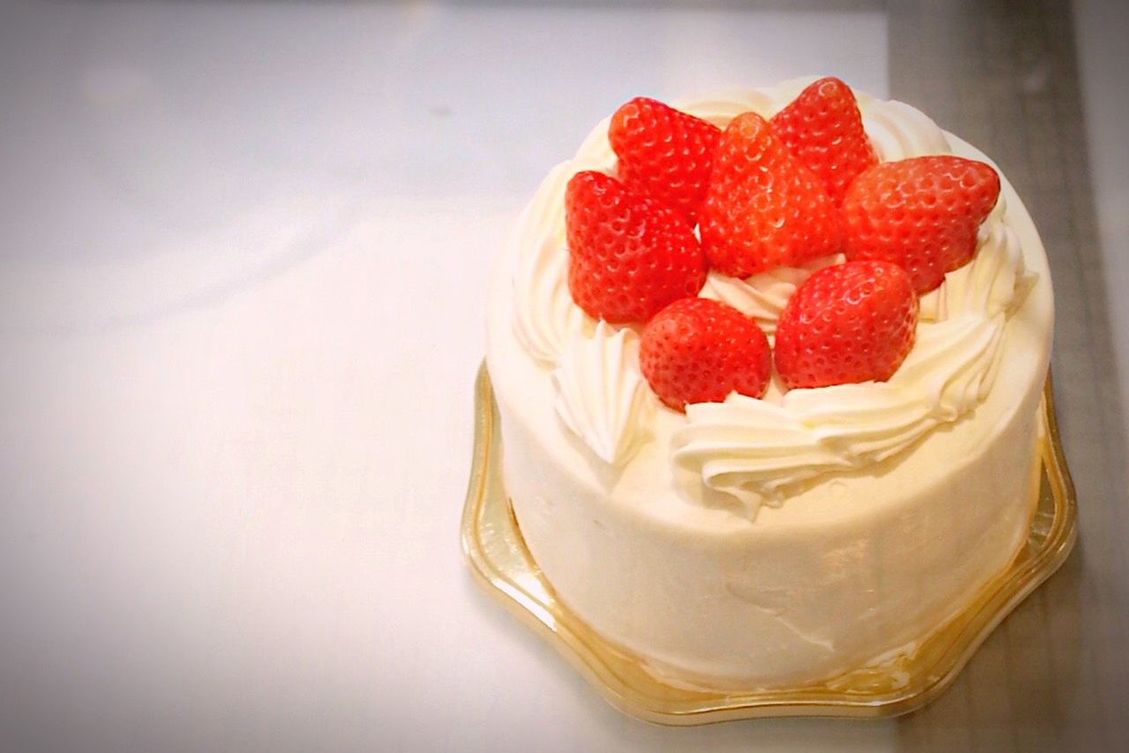 CLOSE-UP OF STRAWBERRY CAKE WITH ICE CREAM IN PLATE