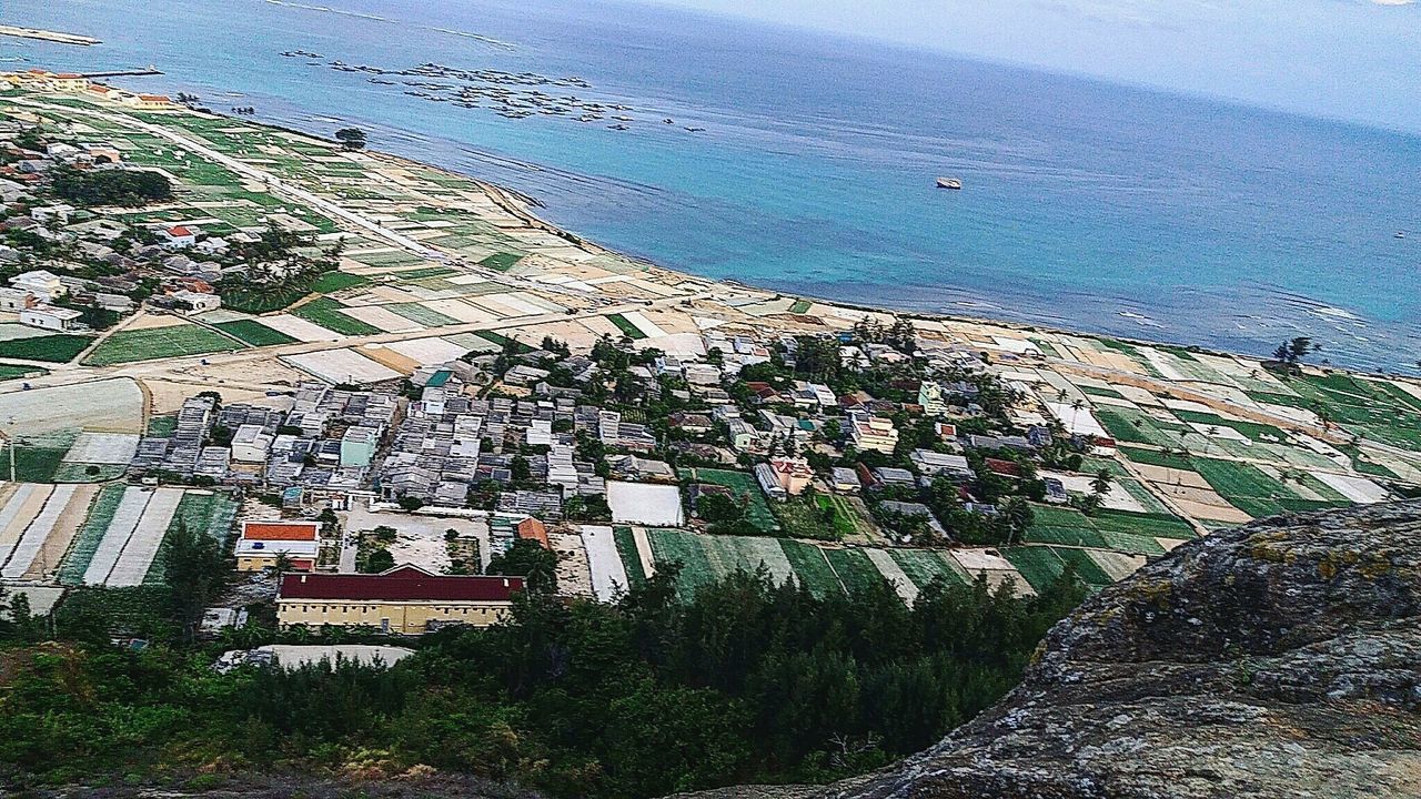 HIGH ANGLE VIEW OF RESIDENTIAL DISTRICT AGAINST SKY