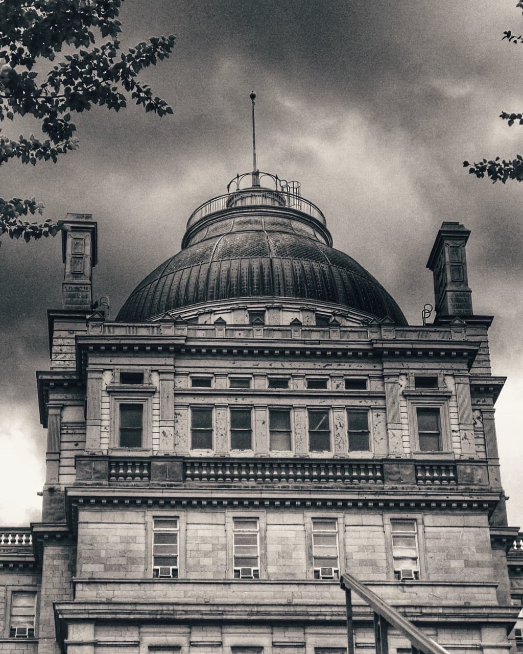 architecture, building exterior, built structure, low angle view, dome, sky, window, cloud - sky, city, cloud, cloudy, travel destinations, high section, outdoors, day, no people, history, government, famous place, city life, government building, exterior, tourism, capital cities