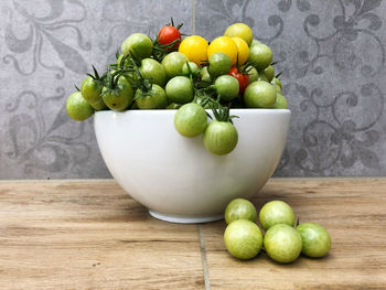 Close-up of apples in bowl on table