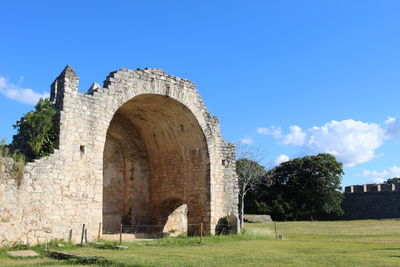 Old ruin building against sky