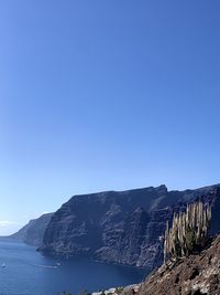 Vistas al océano con acantilado de los gigantes 