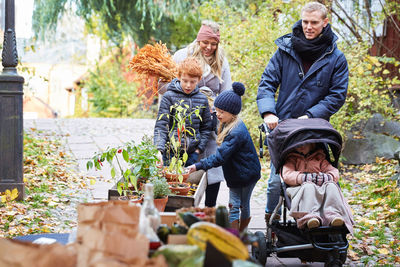 Family arriving at market stall