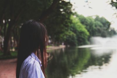 Side view of woman looking at lake