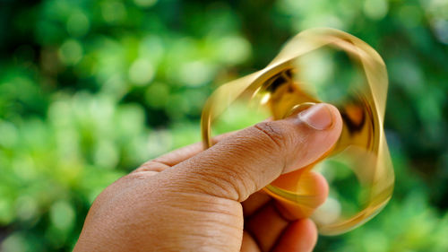 Close-up of hand holding leaf