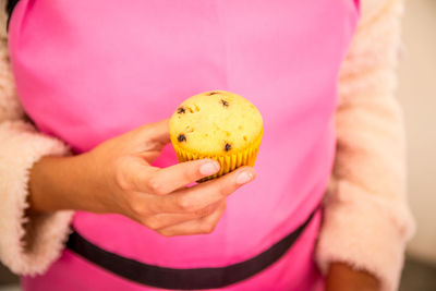 Close-up of hand holding muffin 