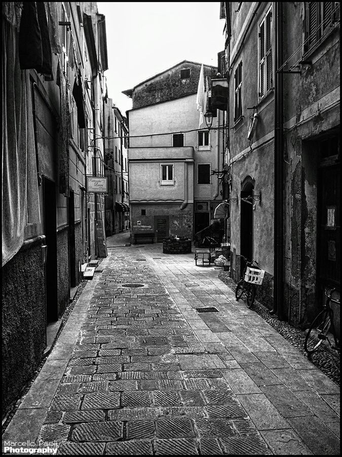 building exterior, architecture, built structure, the way forward, street, residential building, cobblestone, residential structure, diminishing perspective, city, building, alley, narrow, vanishing point, empty, house, town, walkway, residential district, clear sky