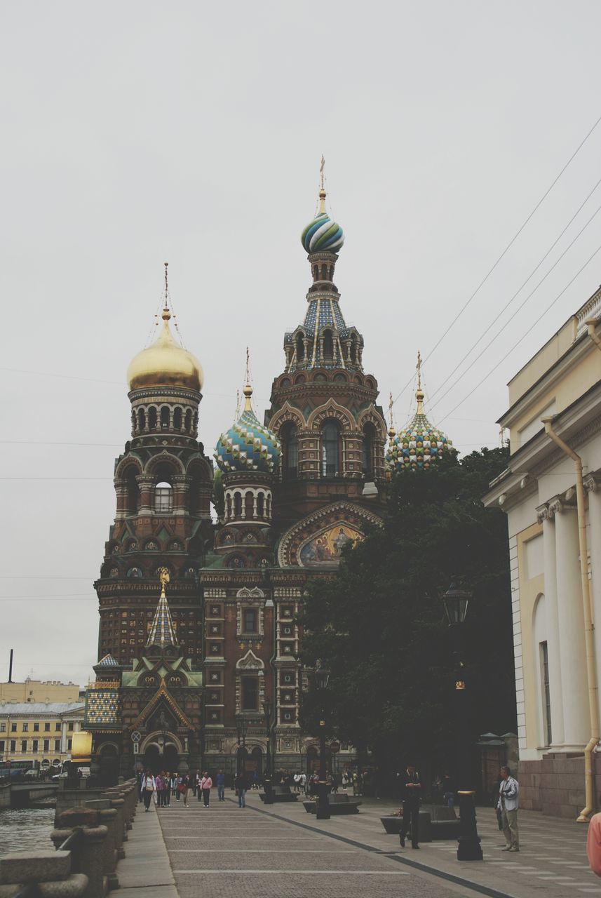 architecture, building exterior, built structure, travel destinations, famous place, place of worship, city, travel, tourism, dome, religion, clear sky, history, spirituality, international landmark, large group of people, sky, street, facade