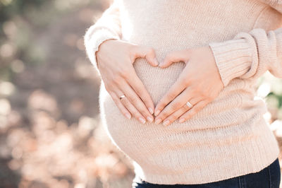 Midsection of woman wearing hat