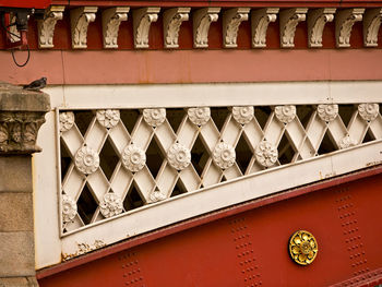 Bird perching on blackfriars bridge