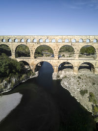 Arch bridge against sky