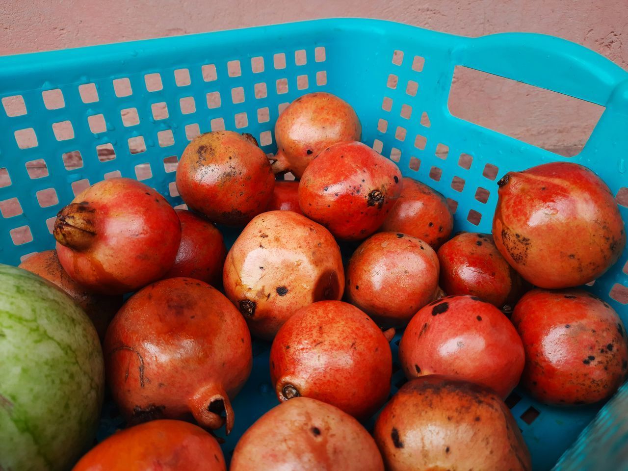 HIGH ANGLE VIEW OF APPLES