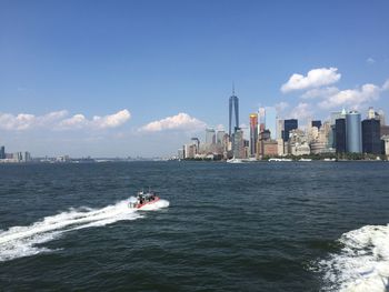 Boat sailing in east river towards manhattan