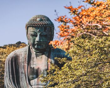 Statue of tree against sky