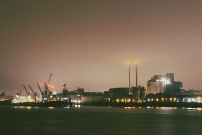 Tate lyle sugar factory in the mist
