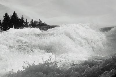 Waves splashing in sea