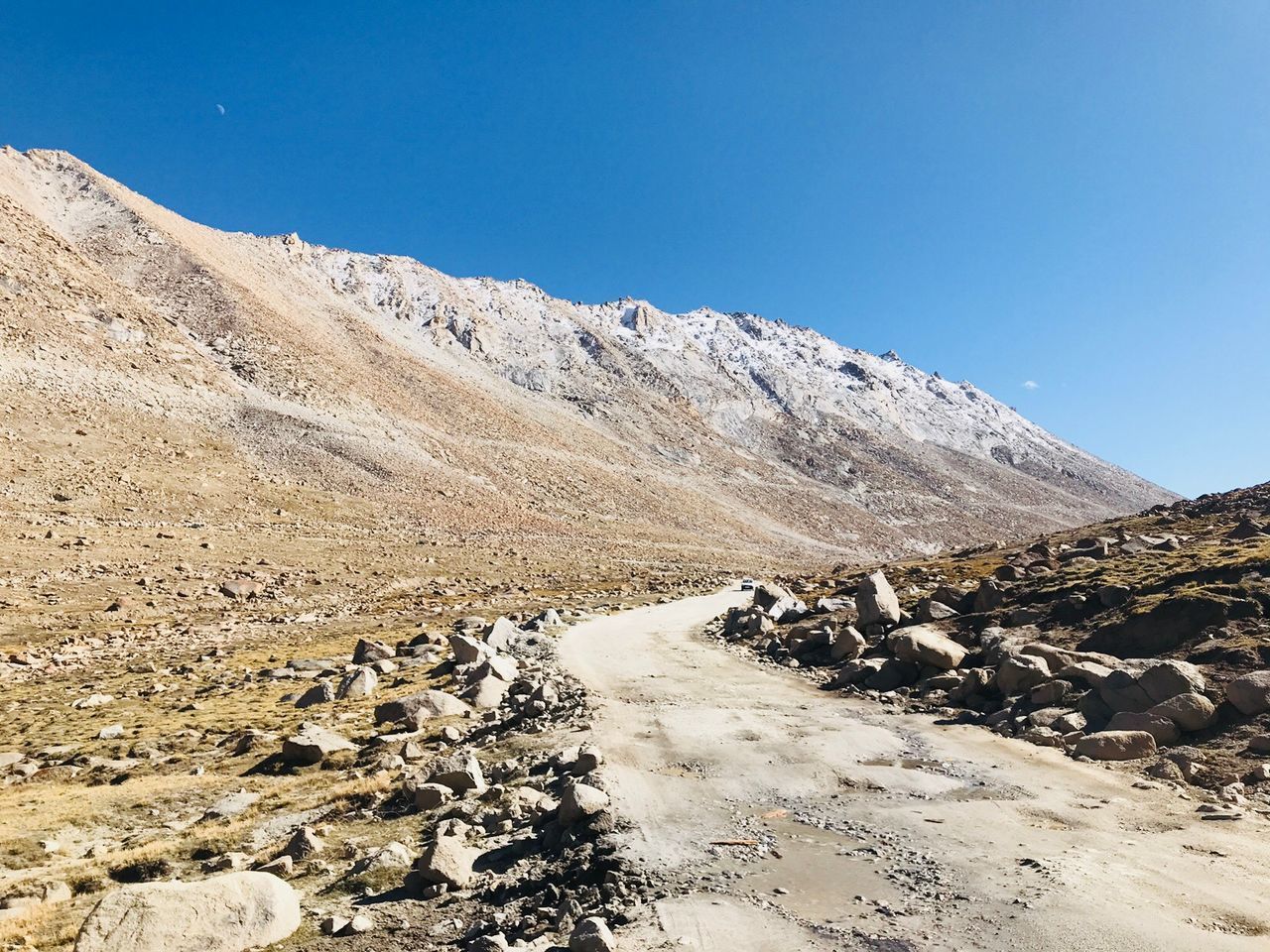 SCENIC VIEW OF MOUNTAIN AGAINST CLEAR BLUE SKY