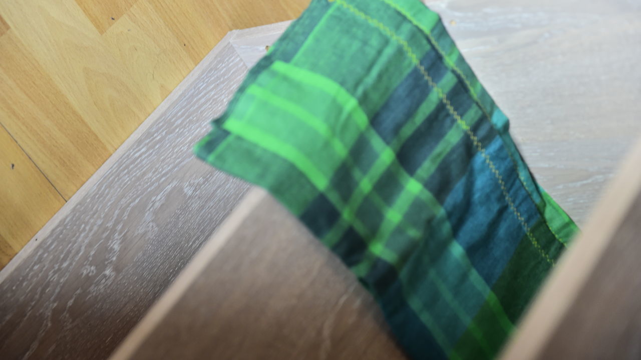 HIGH ANGLE VIEW OF GREEN CANDIES ON TABLE