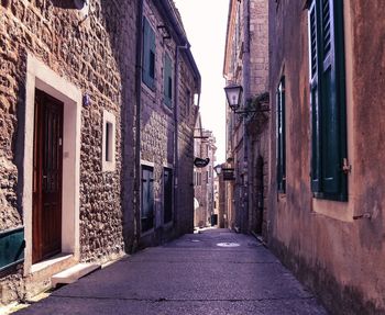 Narrow alley amidst buildings in city