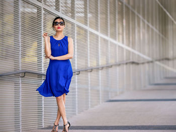 Portrait of young woman in sunglasses