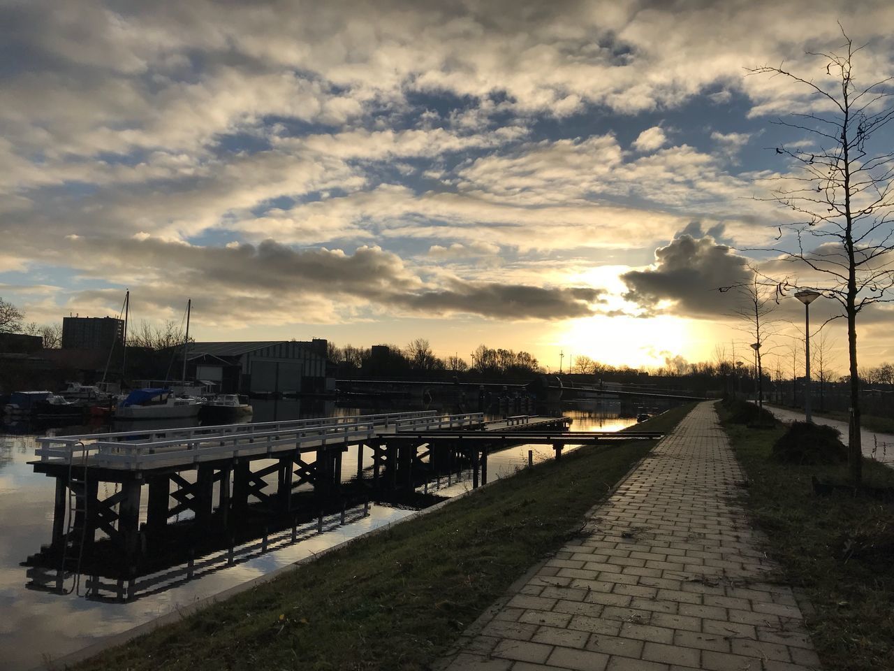 SCENIC VIEW OF RIVER AGAINST CLOUDY SKY