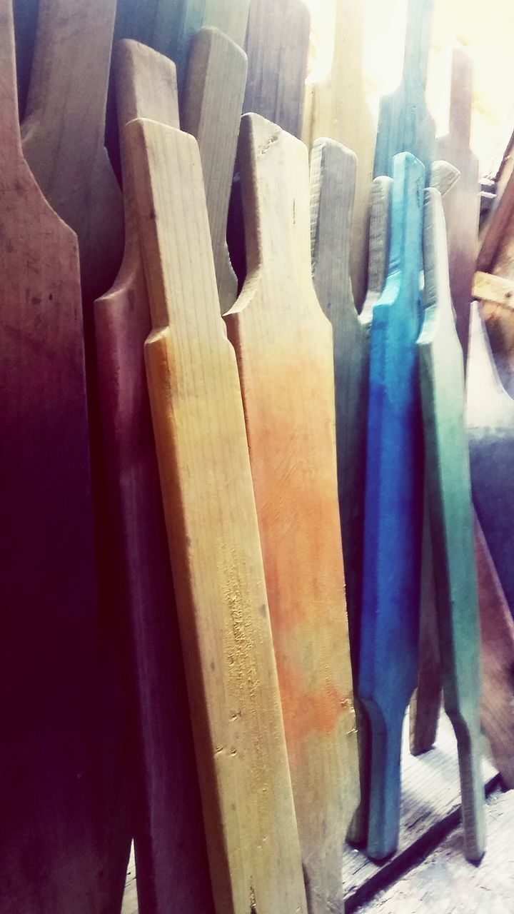 CLOSE-UP OF WOOD IN SHELF