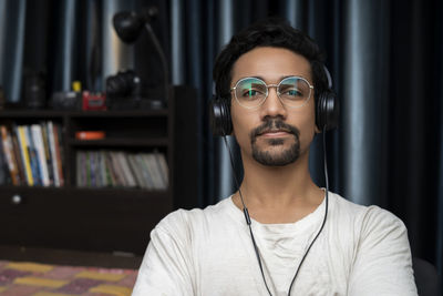 Portrait of young man wearing eyeglasses