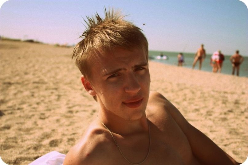 beach, lifestyles, leisure activity, sand, sea, person, focus on foreground, water, shore, headshot, vacations, looking at camera, young adult, day, shirtless, portrait, sunlight, sky