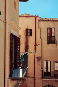 Clothes drying against buildings