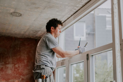Portrait of a pensive builder with a smartphone. person