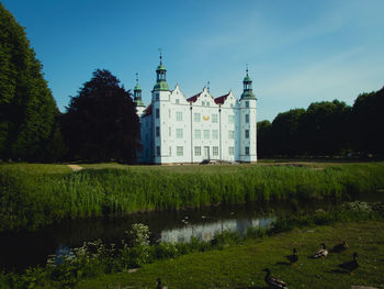 Schloss zu ahrensburg mit von ferne...