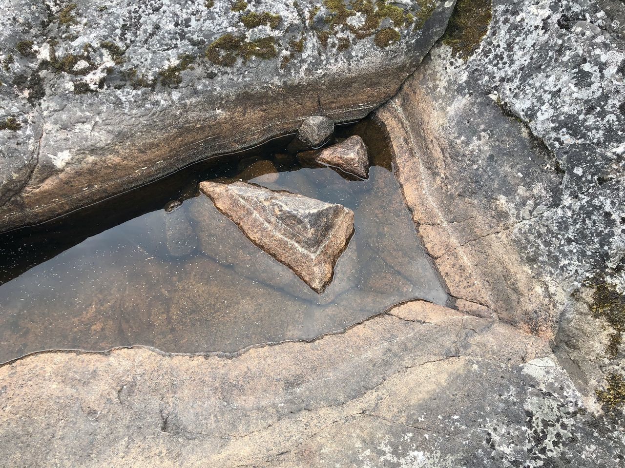 HIGH ANGLE VIEW OF ROCK FORMATION ON SEA SHORE