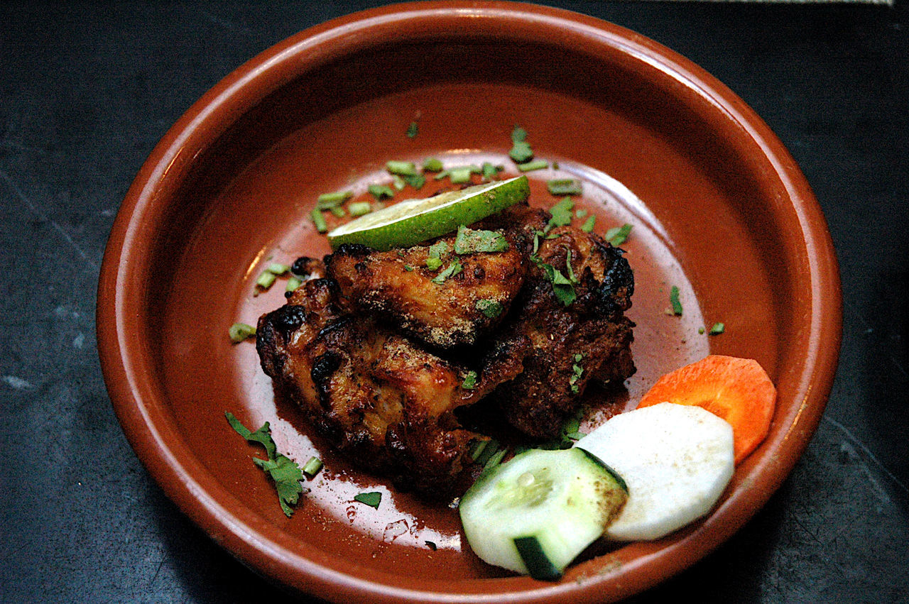 HIGH ANGLE VIEW OF FOOD IN BOWL