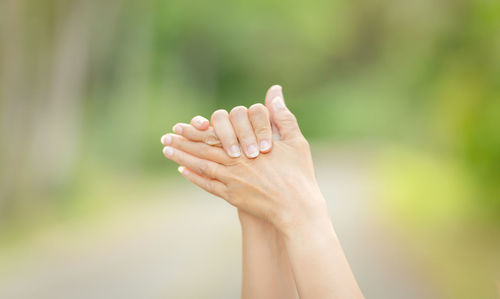 Close-up of woman hand holding leaf