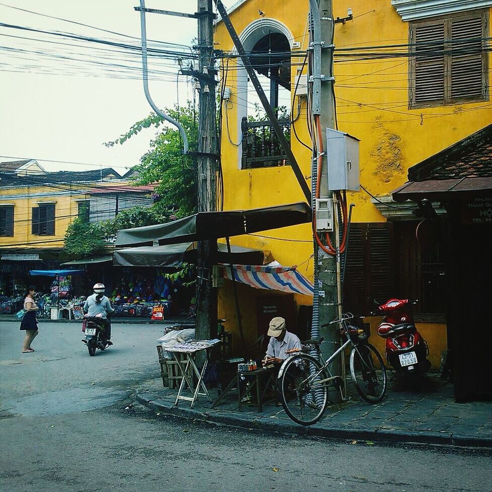 bicycle, building exterior, transportation, land vehicle, architecture, mode of transport, built structure, street, parked, stationary, parking, city, road, car, residential structure, residential building, house, sidewalk, building, city life