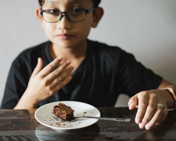 Portrait of man eating cake