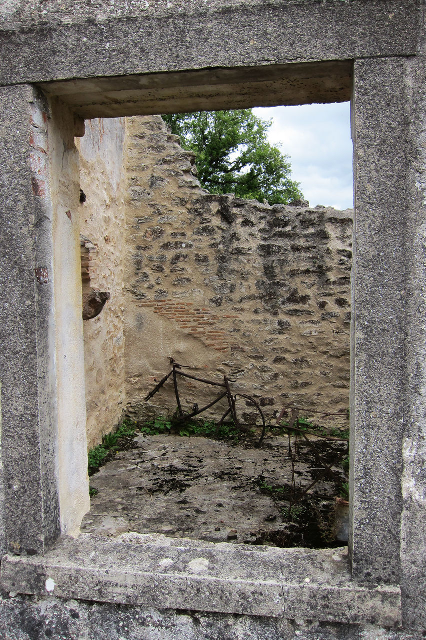 VIEW OF BUILT STRUCTURE AGAINST SKY SEEN THROUGH ARCH