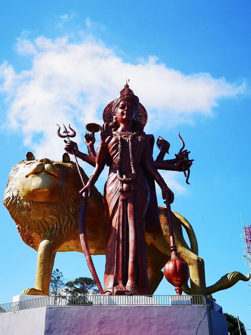 LOW ANGLE VIEW OF ANGEL STATUE AGAINST SKY