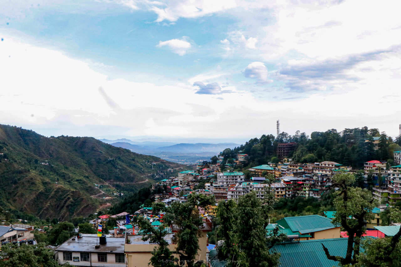 HIGH ANGLE VIEW OF TOWNSCAPE AND BUILDINGS IN CITY