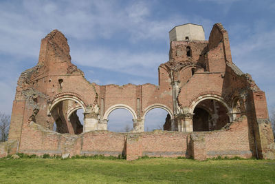 Old ruins of building against sky