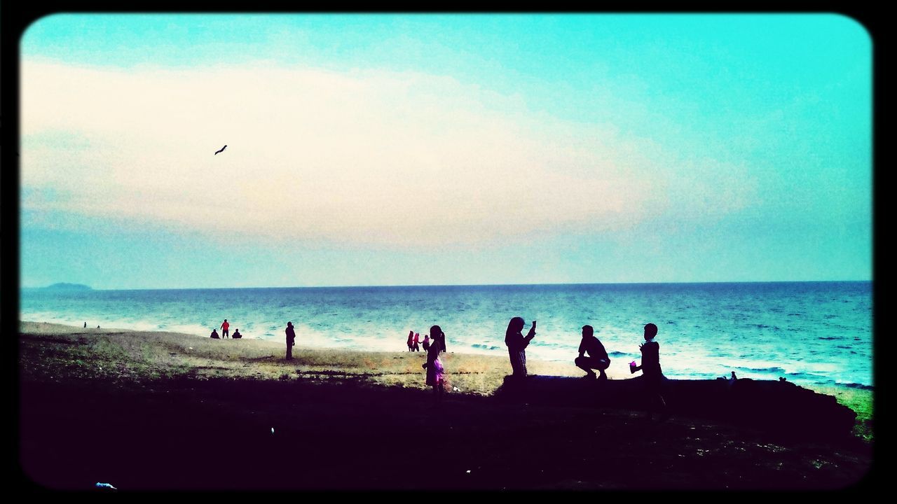 sea, horizon over water, water, transfer print, leisure activity, lifestyles, men, beach, silhouette, sky, large group of people, togetherness, enjoyment, shore, vacations, auto post production filter, person, scenics, nature