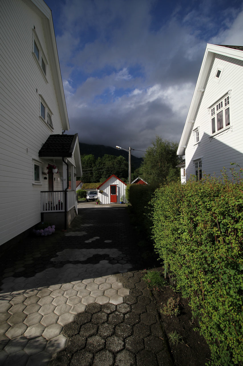 HOUSES BY STREET AGAINST SKY IN CITY