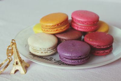 Figurine of eiffel tower and macaroons