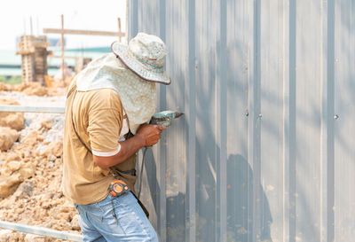 Fastening of a metal sheet to a framework of a fence screw-driver, screwing of screw-drivers