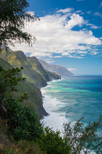 Scenic view of napali coast on kauai, hawaii, usa seen from kalalau hiking trail against sky