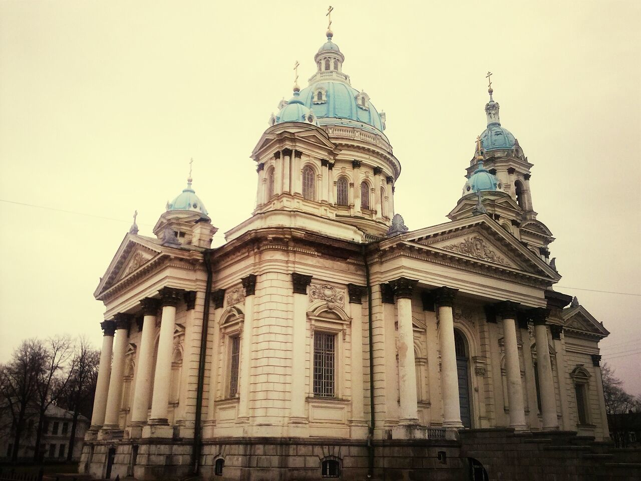 architecture, built structure, building exterior, place of worship, religion, spirituality, low angle view, church, dome, sky, clear sky, cathedral, history, travel destinations, famous place, outdoors, day, facade